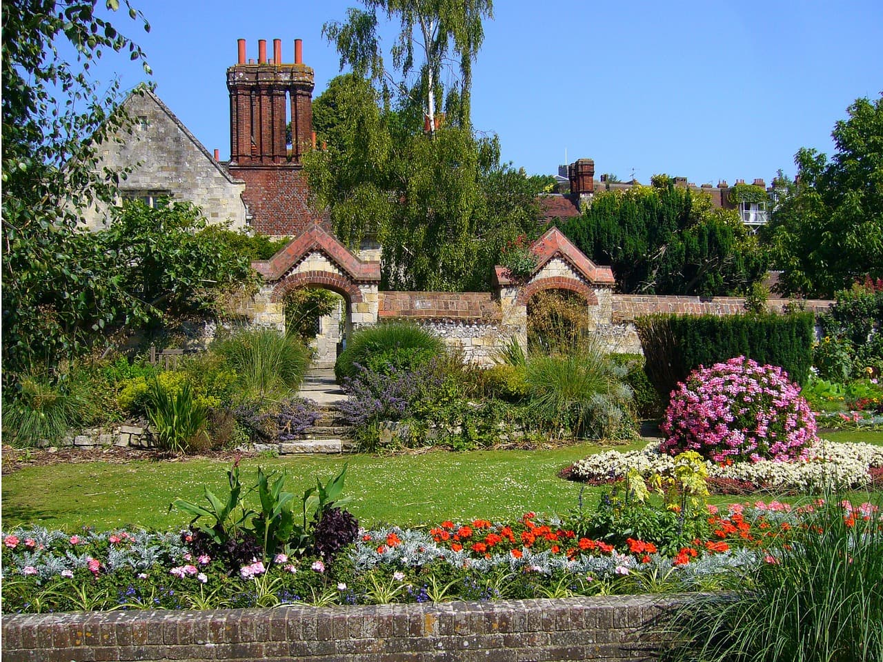 Create Outdoor Rooms With Plants: Design Living Spaces in Your Garden